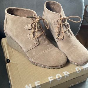 Toms desert wedge toffee suede with faux crepe wedge women’s size 10